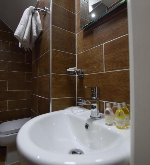 标准单人间, Lucky 8