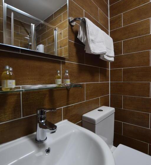 标准三人间, Lucky 8