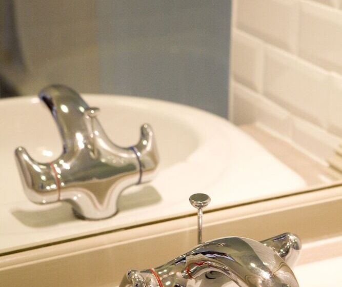 غرفة قياسية, The Broadoak