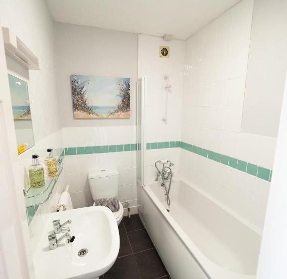 غرفة قياسية مطلّة علي البحر, The Norlands