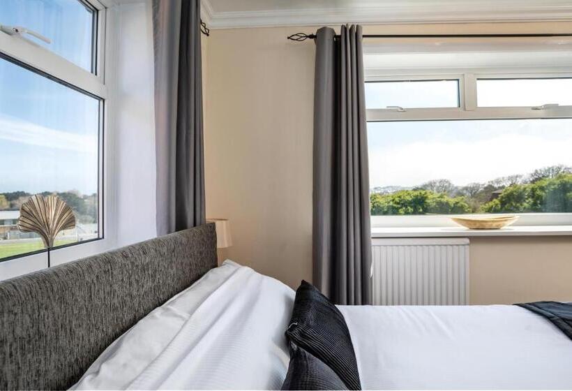 غرفة قياسية مطلّة علي البحر, The Norlands