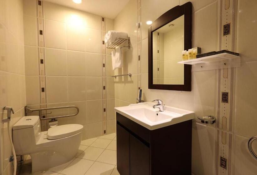 חדר אקונומי לשלושה, Al Rayyan Makiya Towers Hotel 1