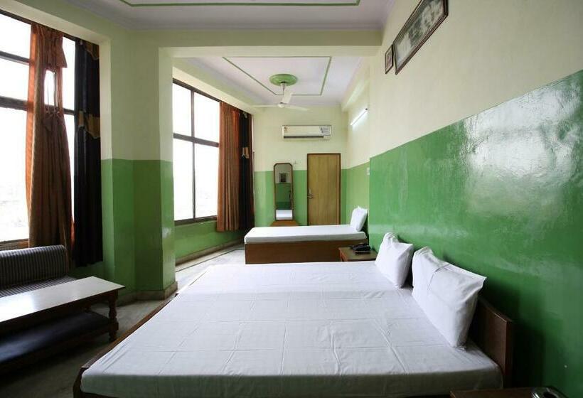 Quarto Triplo Clássico, Flagship Shree Shyam Guest House