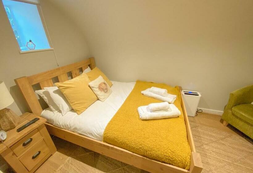 غرفة أساسية, Castle At Edgehill