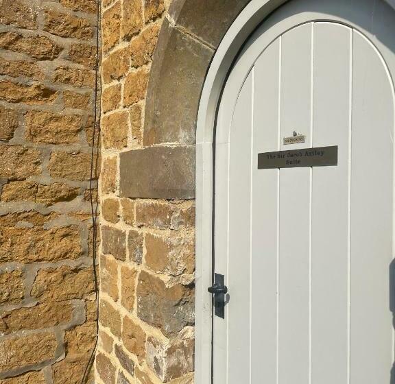 غرفة قياسية ثلاثية, Castle At Edgehill