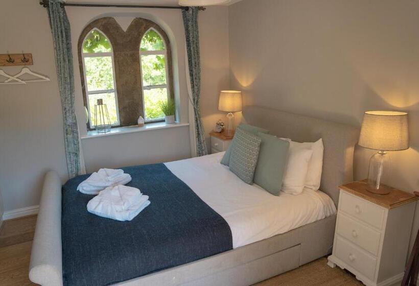 غرفة قياسية ثلاثية, Castle At Edgehill