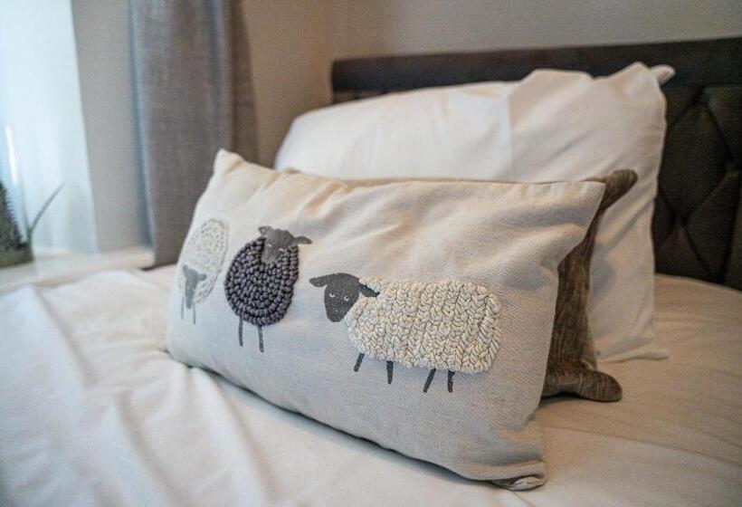 غرفة قياسية ثلاثية, Castle At Edgehill