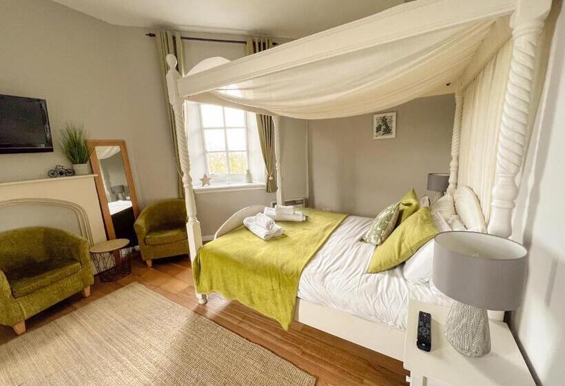 غرفة عائلية, Castle At Edgehill