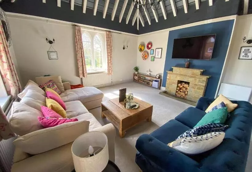 Superior-perhehuone, Castle At Edgehill