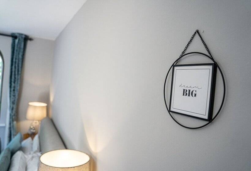 غرفة عائلية, Castle At Edgehill