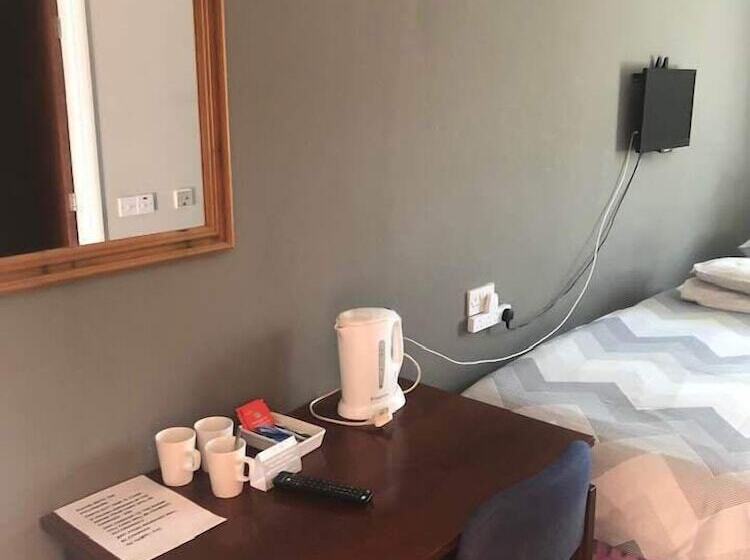 חדר סטנדרט לשלושה, The Holroyd Arms