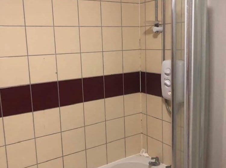 חדר סטנדרט לשלושה, The Holroyd Arms