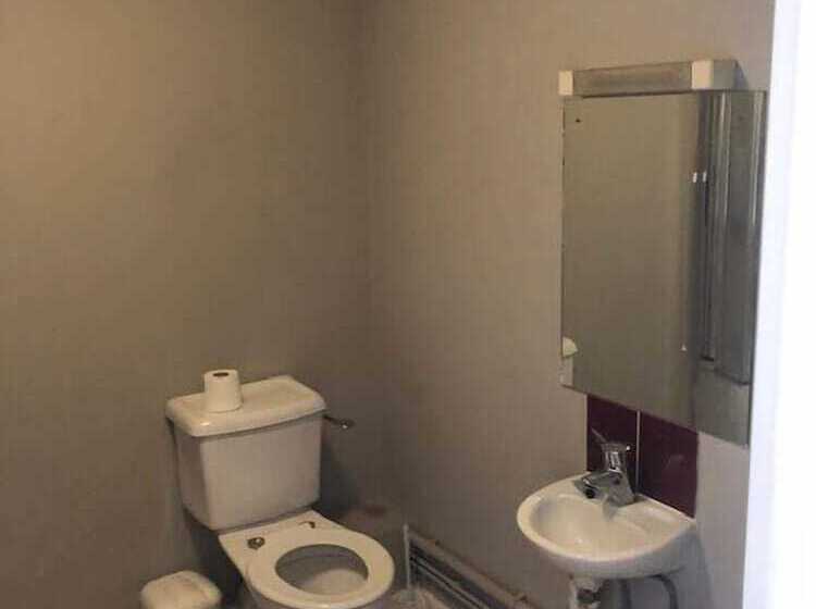 חדר סטנדרט לשלושה, The Holroyd Arms