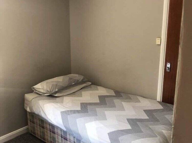 חדר סטנדרט לשלושה, The Holroyd Arms