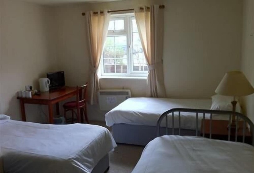 חדר סטנדרט לשלושה, The Holroyd Arms