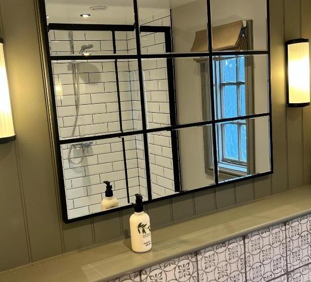 غرفة قياسية, The Punchbowl Inn