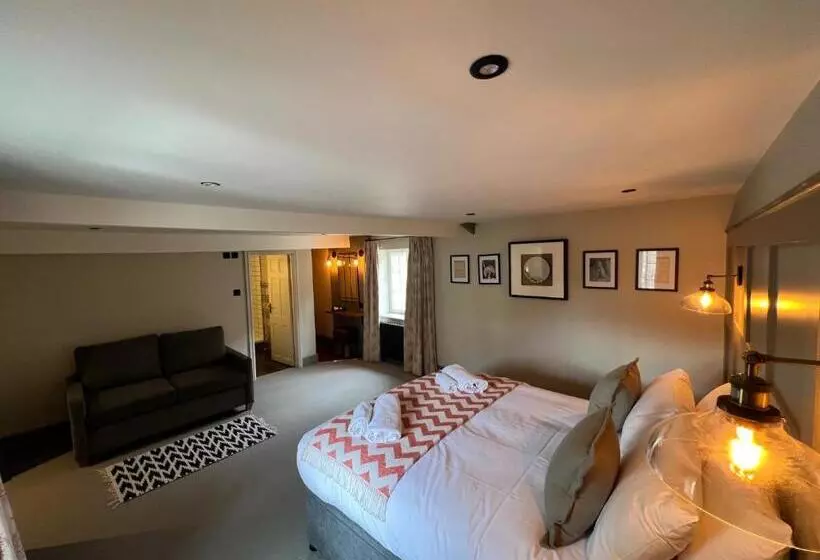 デラックスの４人部屋, The Punchbowl Inn
