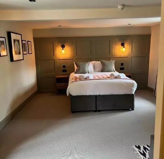 デラックスの４人部屋, The Punchbowl Inn