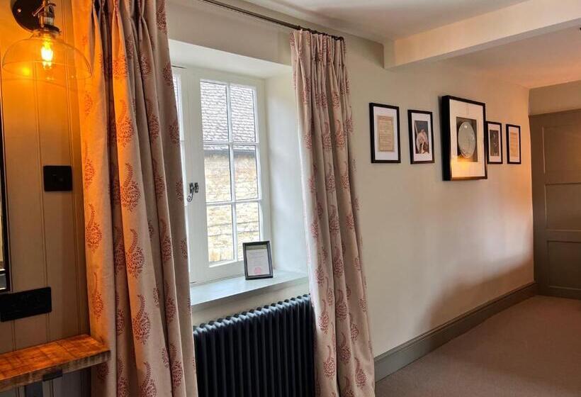 غرفة ديلوكس رباعية, The Punchbowl Inn