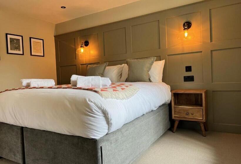 غرفة ديلوكس رباعية, The Punchbowl Inn