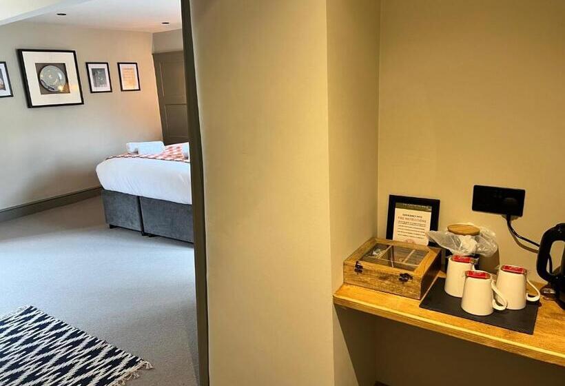 غرفة ديلوكس رباعية, The Punchbowl Inn