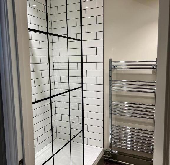 جناح عائلي, The Punchbowl Inn