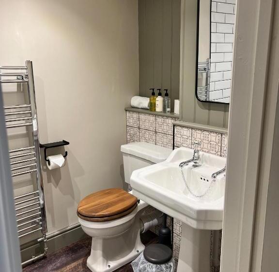 جناح عائلي, The Punchbowl Inn