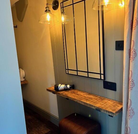 غرفة ديلوكس رباعية, The Punchbowl Inn