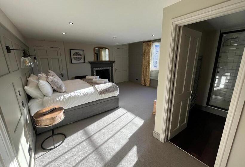 غرفة ديلوكس رباعية, The Punchbowl Inn