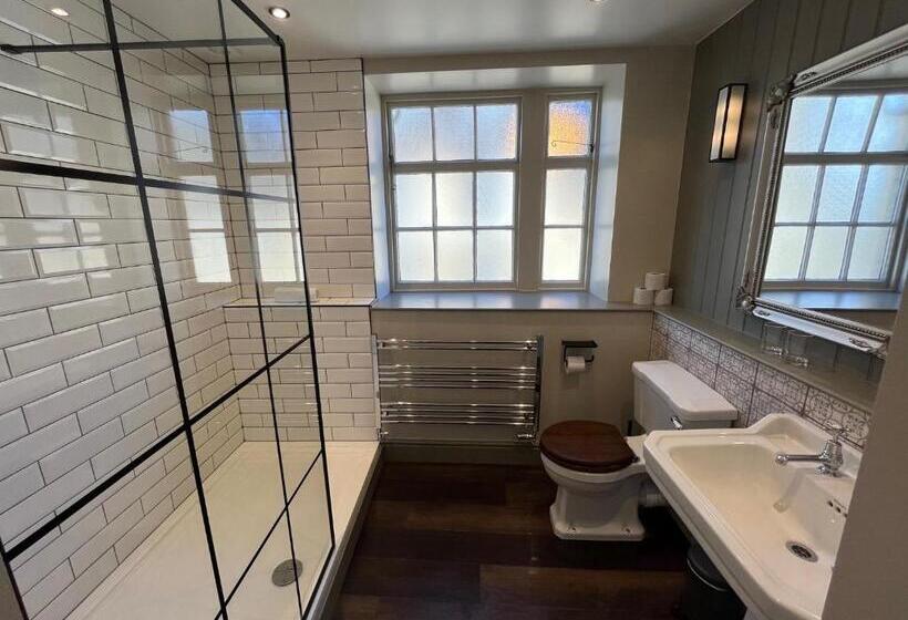 غرفة ديلوكس رباعية, The Punchbowl Inn