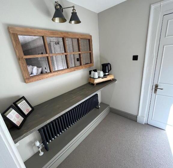 غرفة ديلوكس رباعية, The Punchbowl Inn