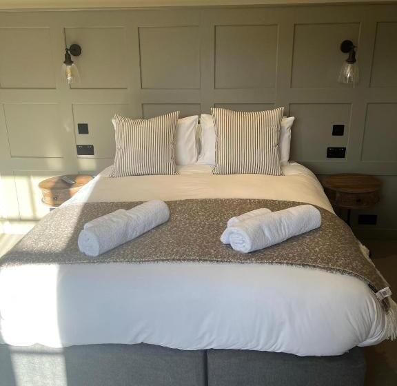 غرفة ديلوكس رباعية, The Punchbowl Inn