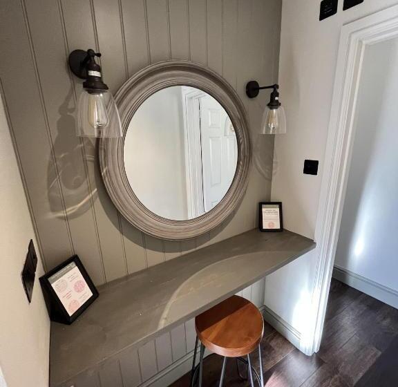 غرفة ديلوكس رباعية, The Punchbowl Inn