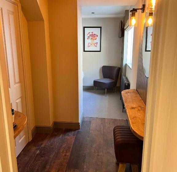 جناح عائلي, The Punchbowl Inn