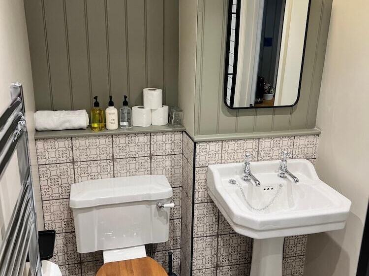 جناح عائلي, The Punchbowl Inn