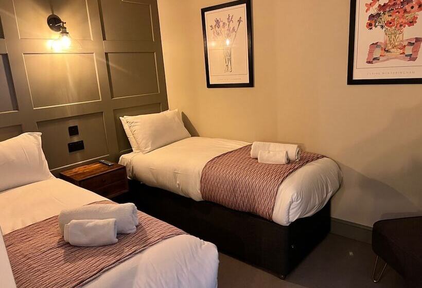 جناح عائلي, The Punchbowl Inn