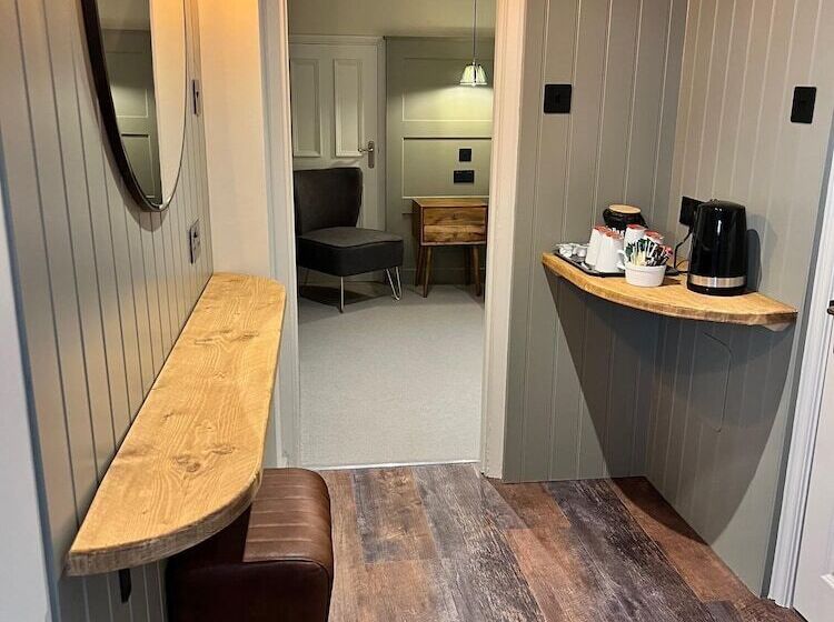 جناح عائلي, The Punchbowl Inn