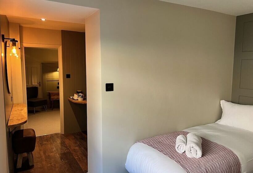 جناح عائلي, The Punchbowl Inn