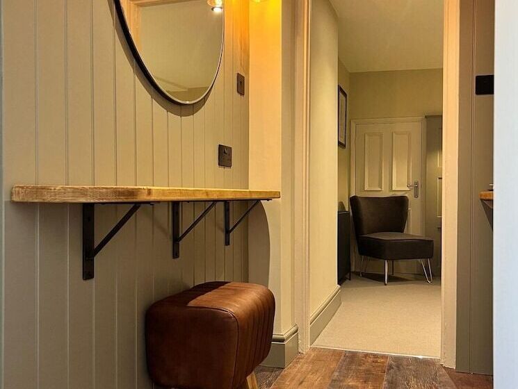 جناح عائلي, The Punchbowl Inn