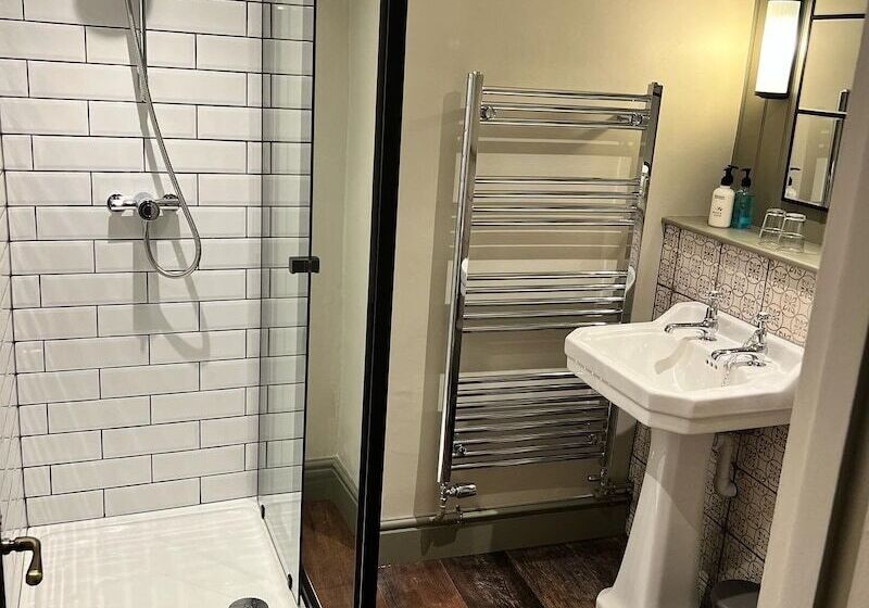 غرفة قياسية, The Punchbowl Inn