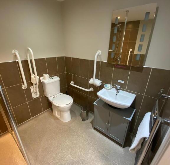 身障者適用キングサイズベッドルーム, The Three Horseshoes