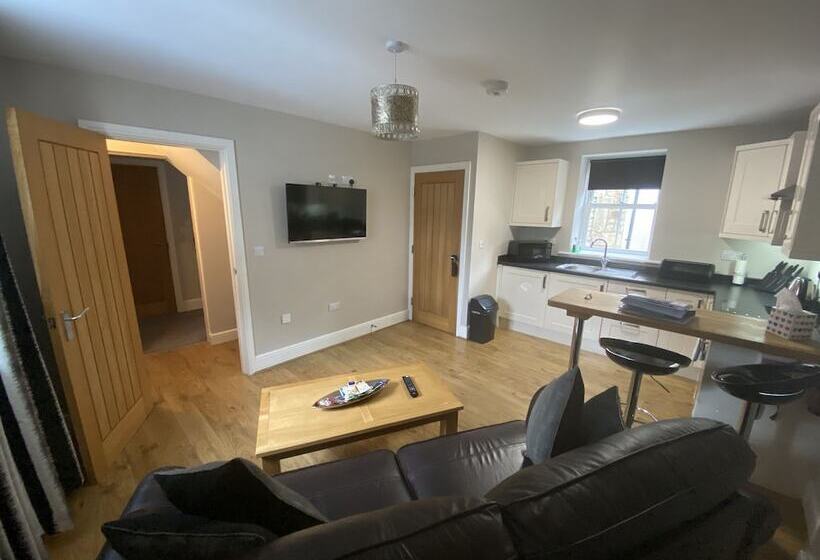 スタンダードスタジオ, The Three Horseshoes