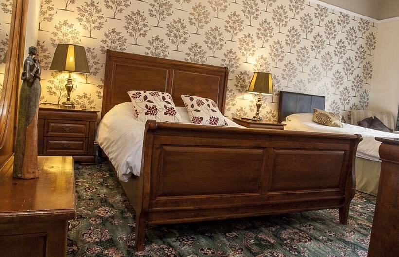 패밀리 룸, Bank Guest House