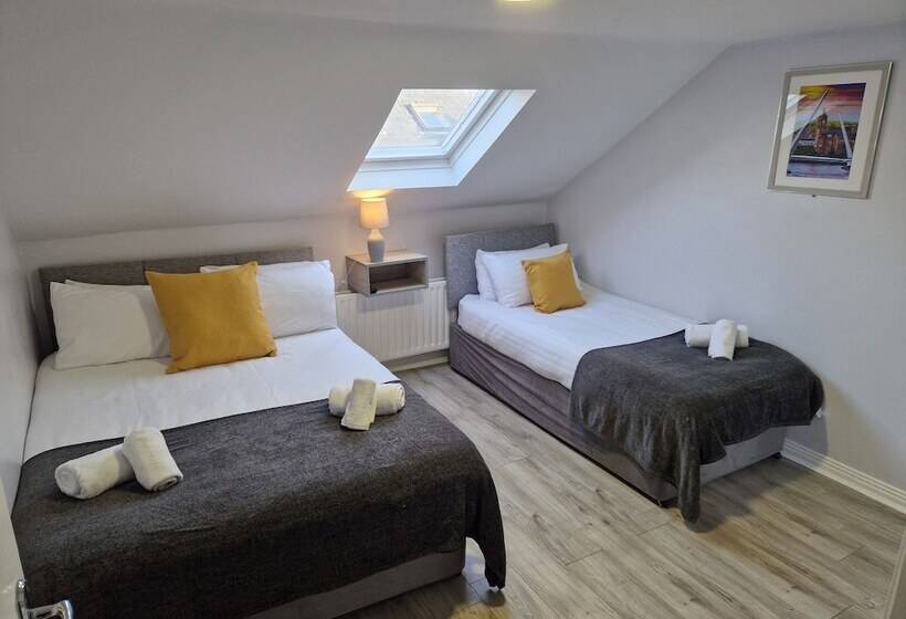 חדר משפחתי, Chamberlain House