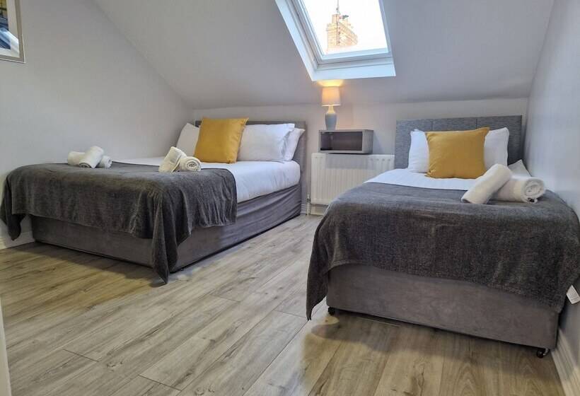 חדר משפחתי, Chamberlain House