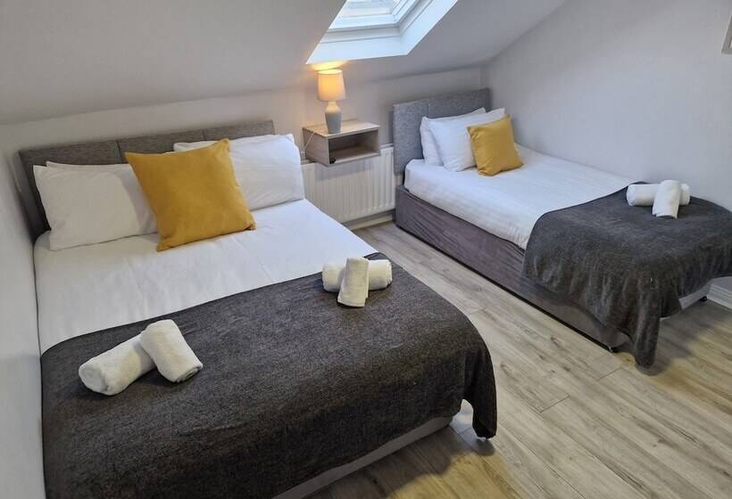 חדר משפחתי, Chamberlain House