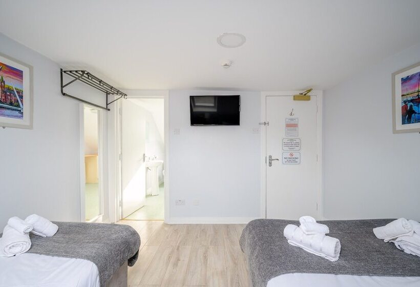 חדר משפחתי, Chamberlain House