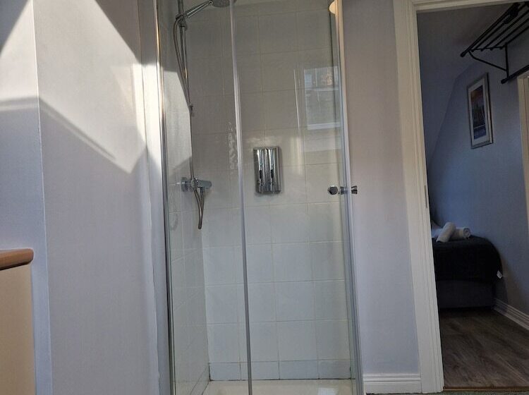 חדר משפחתי, Chamberlain House