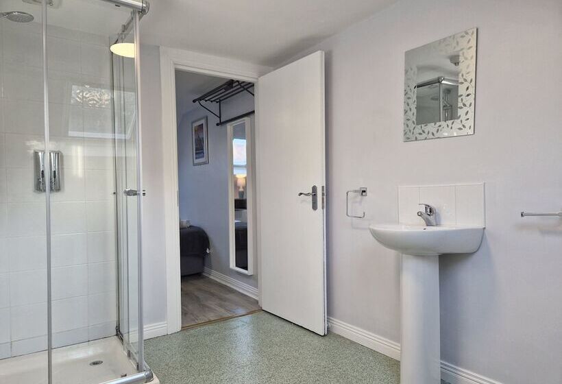 חדר משפחתי, Chamberlain House