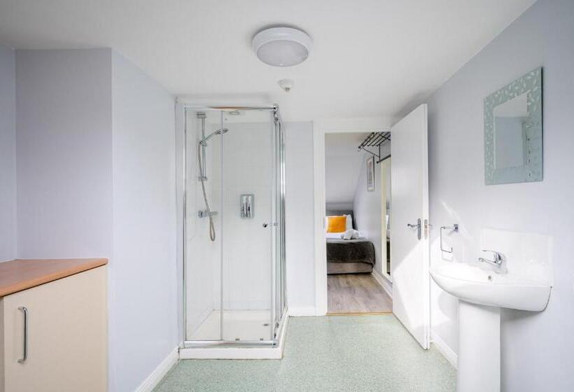 חדר משפחתי, Chamberlain House